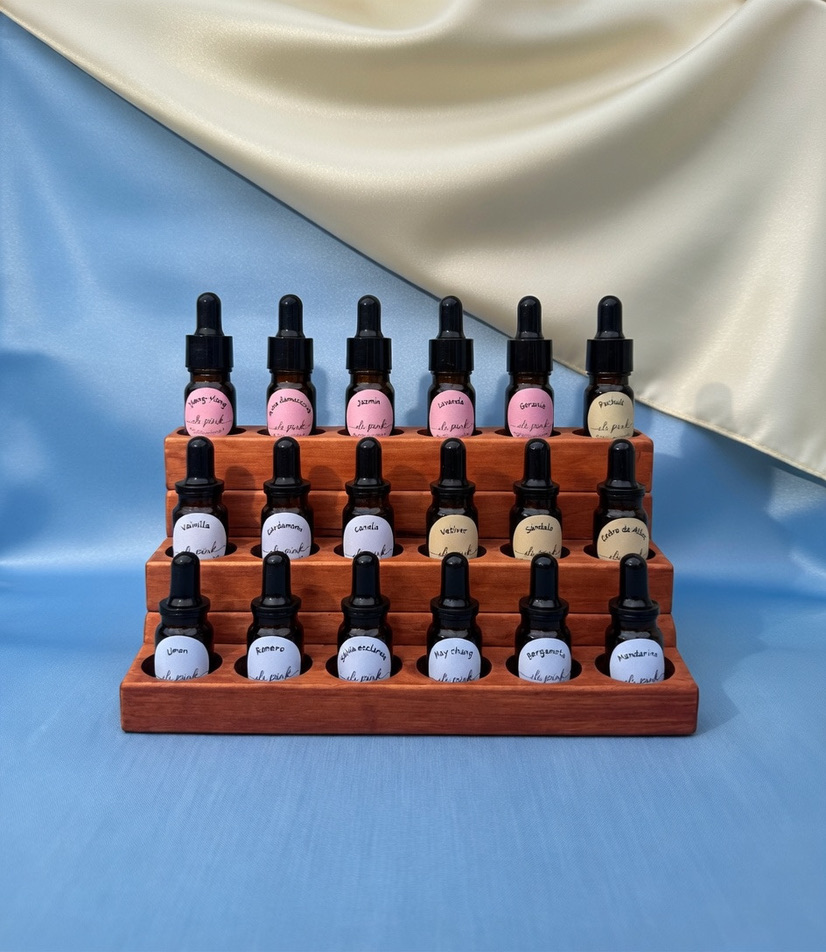 Aceites esenciales Elipink presentados en expositor de madera escalonado