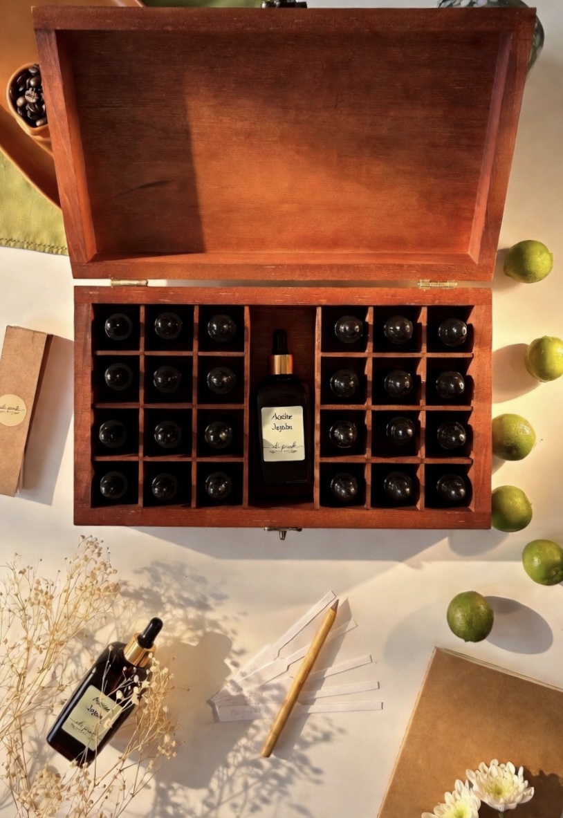 Cofre Elipink abierto con aceite de jojoba y limones frescos